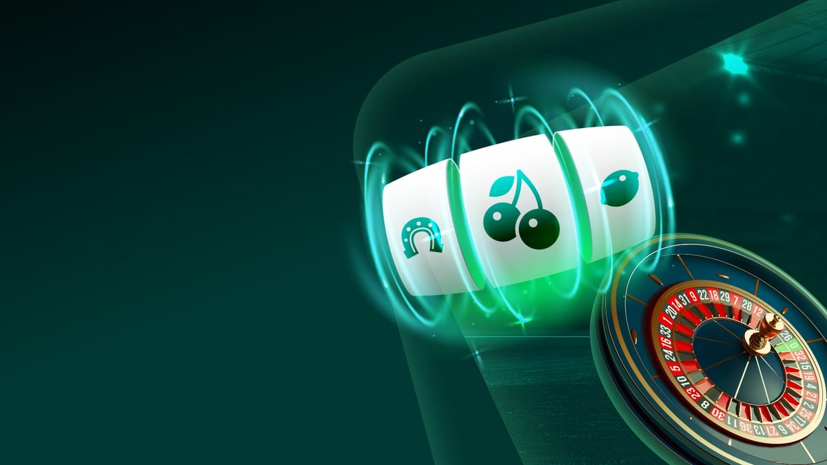 Futbolista pateando balón y simbolos de Casino y slots.