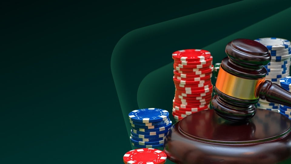 Imagen de fichas de Casino con el mazo de un juez escenificando la regulación del juego Online.
