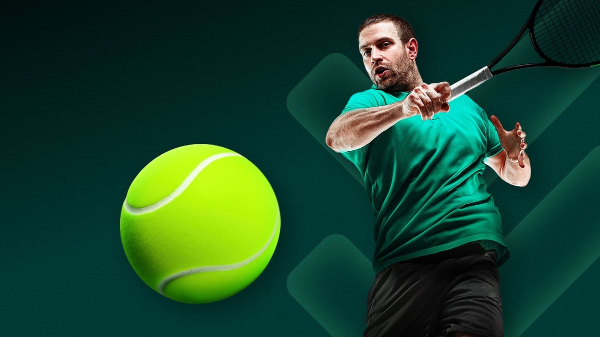 Jugador de Tenis del US opena golpeando la bola.