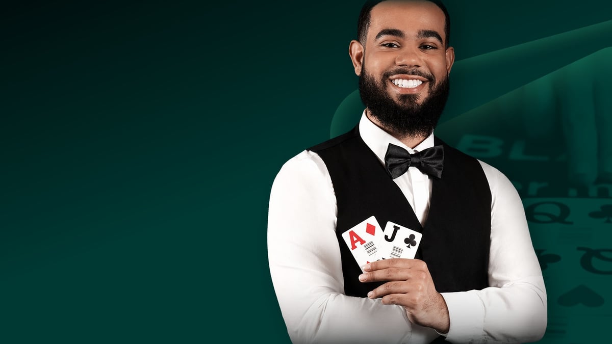 Croupier con Cartas boca arriba de Blackjack