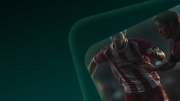 jugadores de Barça y Giona disputando un balón