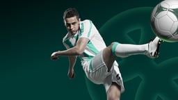 Jugador pateando un balón y símbolos de slots y Casino online