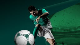 Jugador de fútbol celebrando un gol con el símbolo de Speedybet detrás