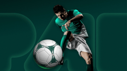 Jugador chutando balón de La Liga