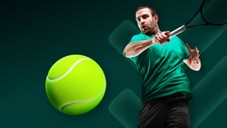 Jugador de Tenis del US opena golpeando la bola.