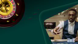 Jugador lanzado fichas sibre la mesas de la Ruleta 